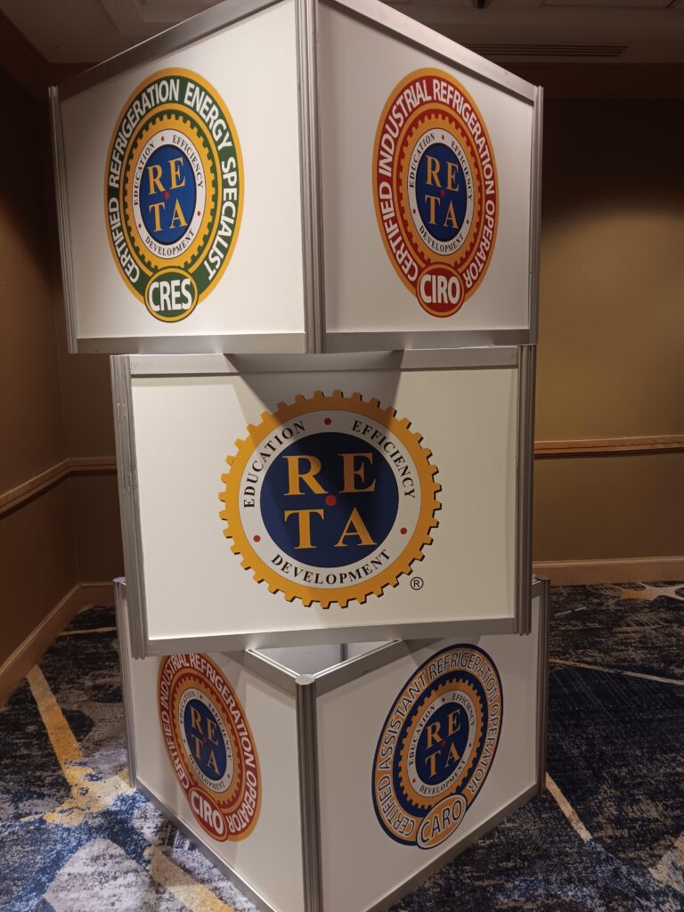 A tower of four different colored signs with the letters reta on them.